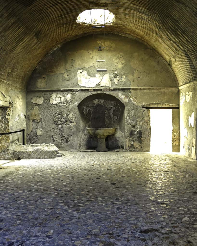 VI.1/7, Herculaneum, August 2021.
Looking across flooring towards north wall with marble basin set in an apse. Photo courtesy of Robert Hanson.